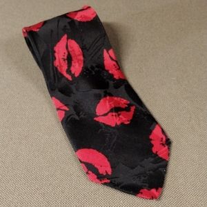 Hot Lips kisses silk tie